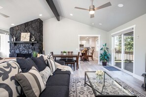 Room - Near City Park-mountains-canyons-game Room-pool (Sandy)