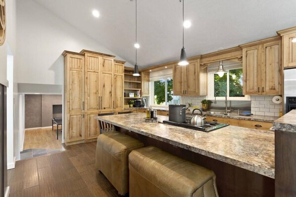 House | 5 bedrooms - Bright and Beautiful- Ski- Mins to Snowbird- Pingpong (Sandy)