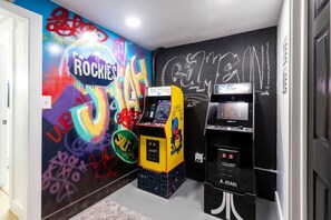 House | 5 bedrooms - Tons of Fun-arcade-skee Ball-cable Tv-yard (Sandy)