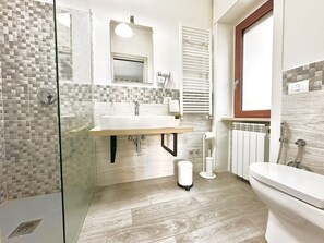 Dusche, Haartrockner, Handtücher, Seife