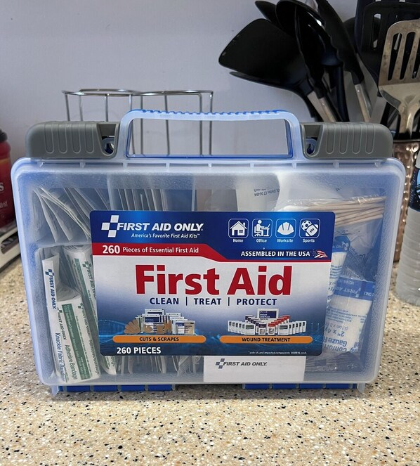 Une trousse de premiers secours contenant 260 articles essentiels pour les soins d’urgence.
