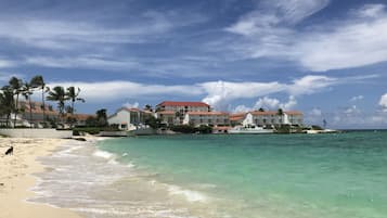 Espreguiçadeiras, toalhas de praia