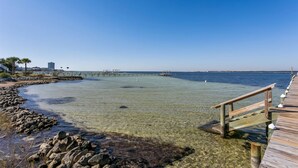 Sun-loungers, beach towels - Pensacola Beach Waterfront Condo with Relaxing View. Family Friendly! (Pensacola Beach)