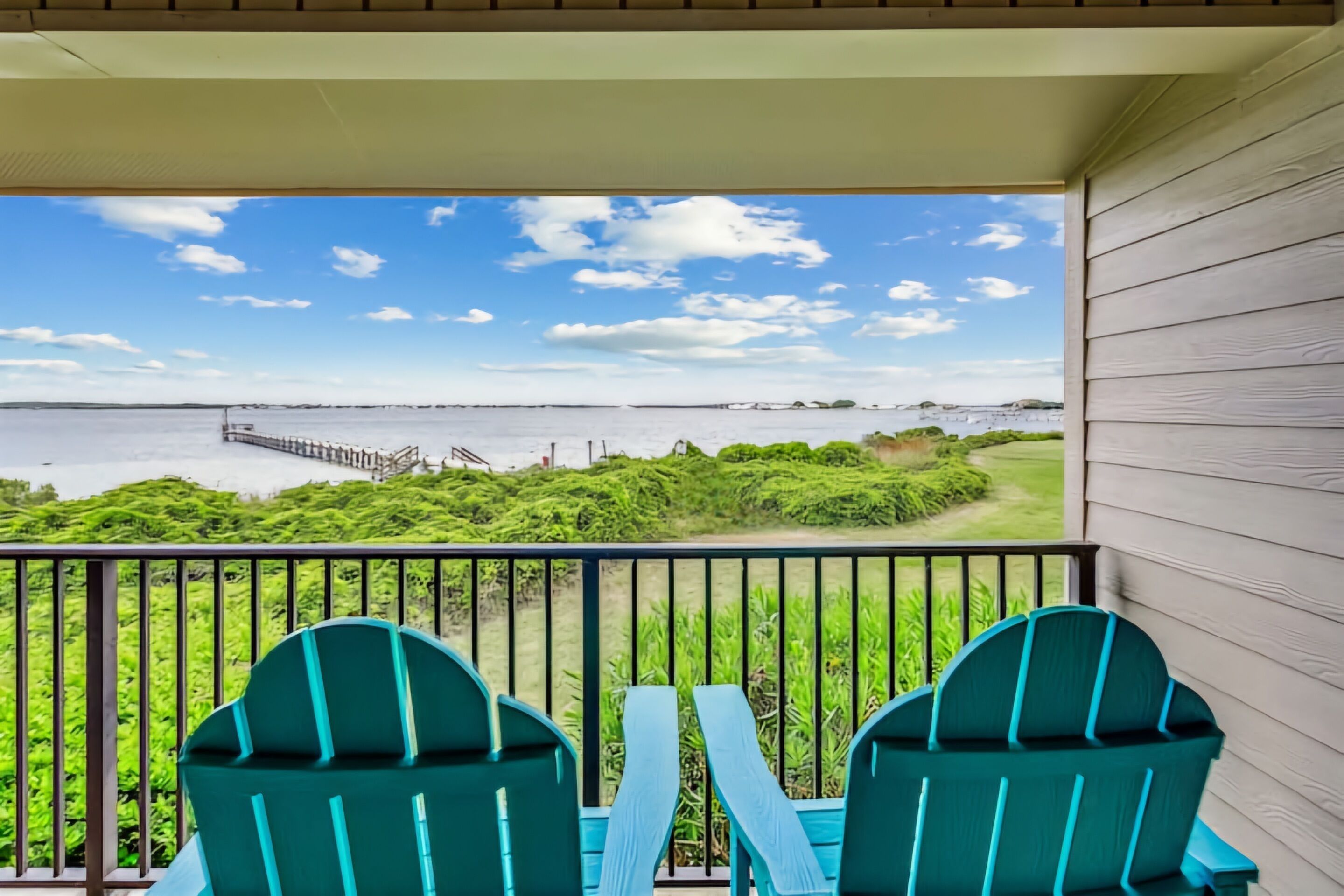 Pensacola Beach Waterfront Condo with Relaxing View. Family Friendly!