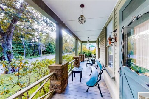 3BR- Walk or Bike to Acadia! [Carpenters Quarters]