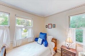 3 bedrooms, iron/ironing board, travel cot, WiFi - 3BR- Walk or Bike to Acadia! [Carpenters Quarters] (Mount Desert)