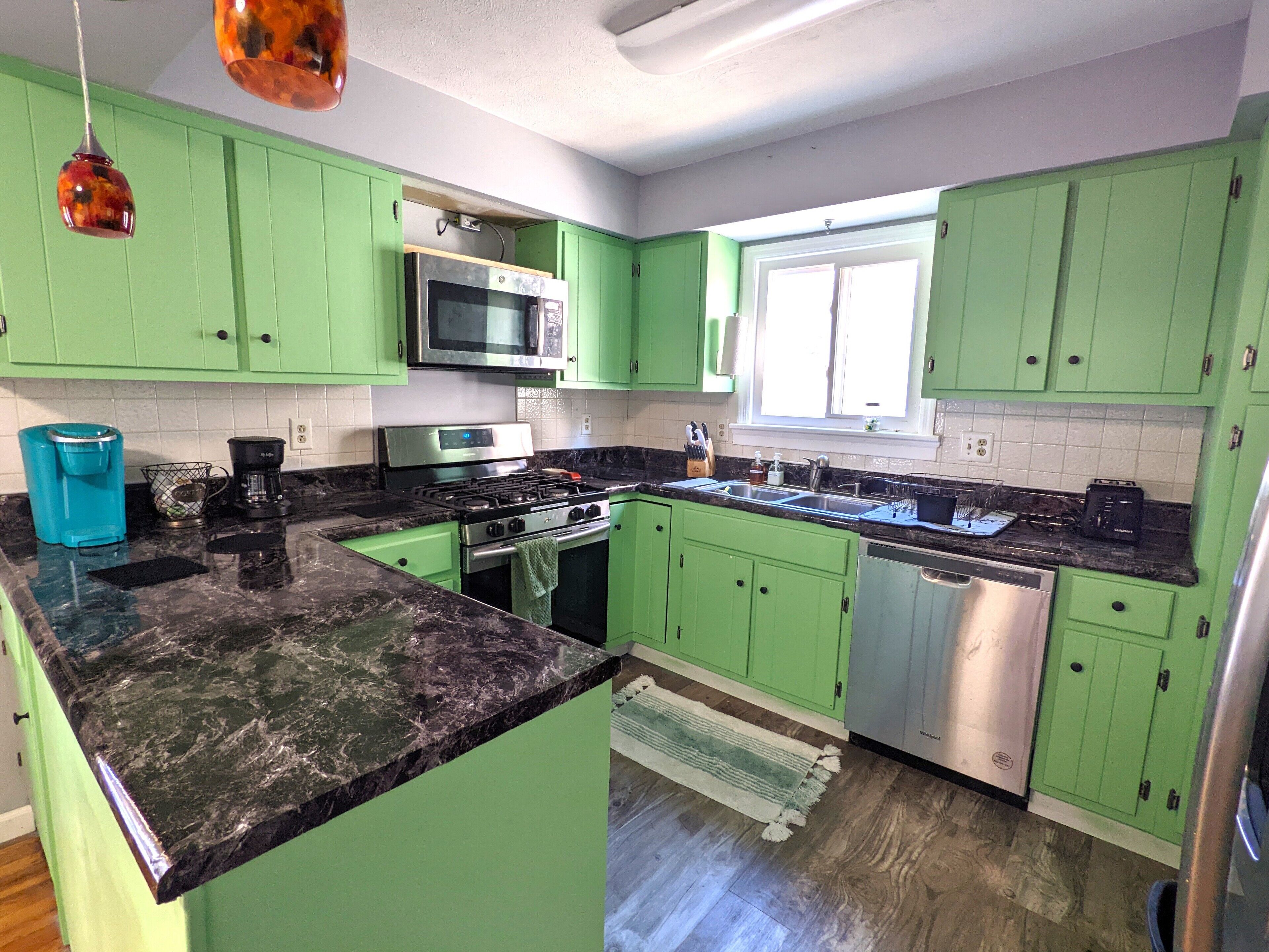 Frigorífico, microondas, horno y placa de cocina