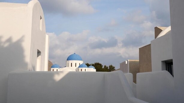 Un edificio blanco con cúpulas azules, probablemente un hotel o sitio histórico.