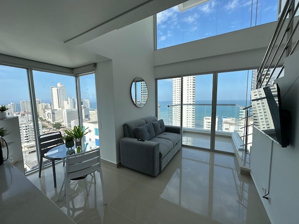 Apartment | Living area | 42-inch Smart TV with cable channels - Apartamento loft de 1hab vista al mar (Cartagena)
