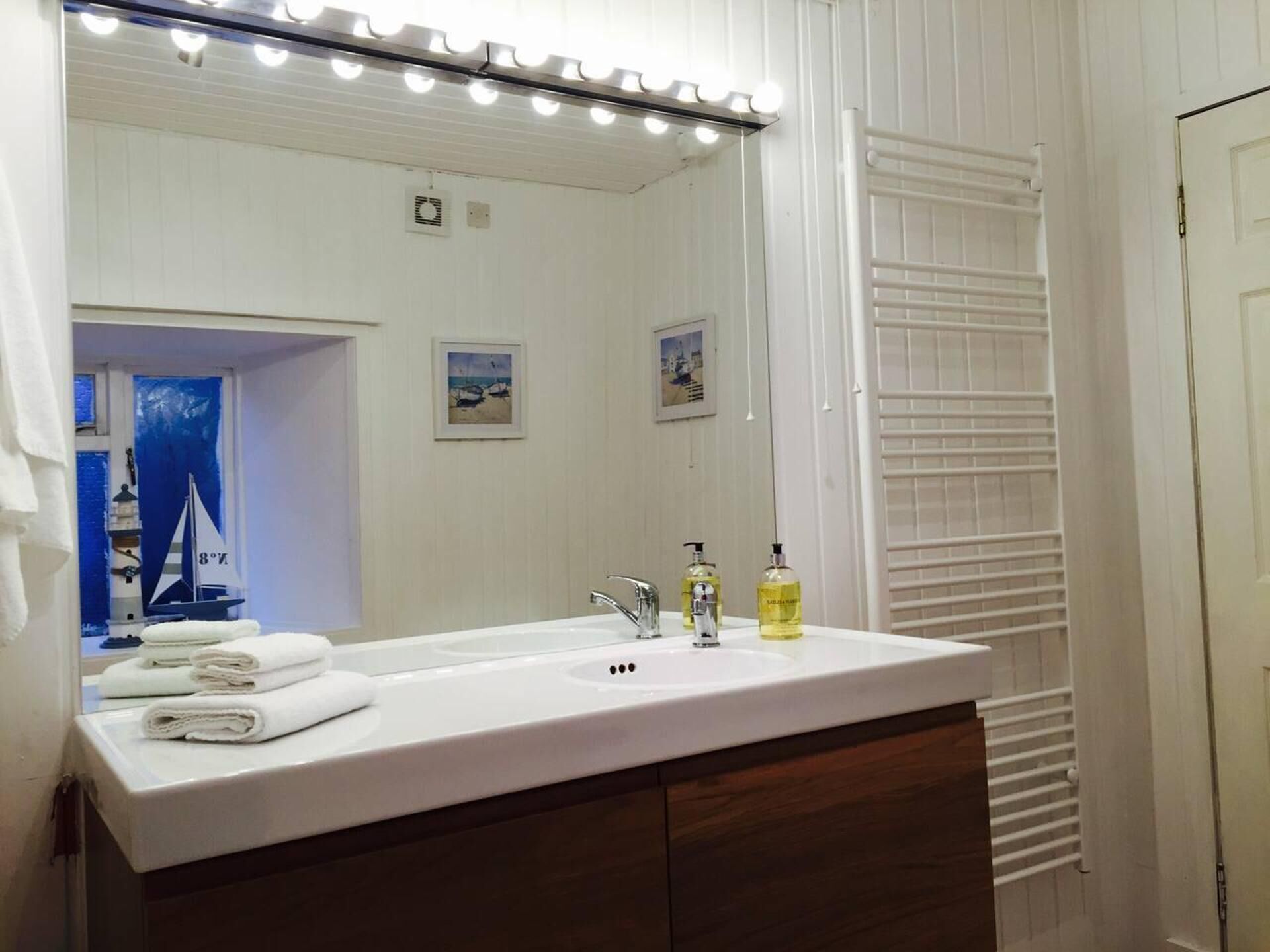 Apartemen | Kamar mandi | Kombinasi shower/bathtub, bathtub besar, pengering rambut, dan handuk