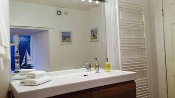Apartment | Bathroom | Combined shower/bathtub, deep-soaking bathtub, hair dryer, towels