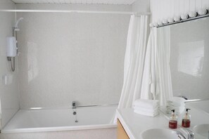 Apartment | Bathroom | Combined shower/tub, deep soaking tub, hair dryer, towels - Rothesay - Apartment - Sleeps9 - Petsok - Parking (Rothesay)