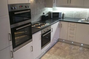 Apartment | Private kitchen | Fridge, microwave, oven, stovetop - Rothesay - Apartment - Sleeps9 - Petsok - Parking (Rothesay)