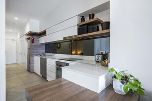 Frigorifero, microonde, forno, piano cottura