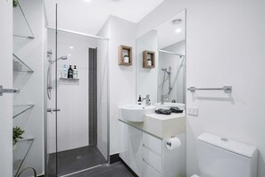 Secador de pelo, toallas, jabón, shampoo