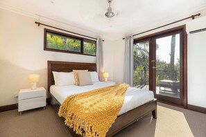 5 bedrooms, desk, iron/ironing board, travel cot