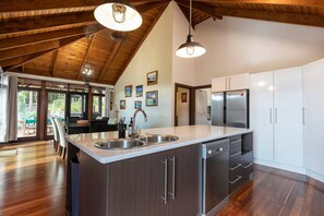 Køleskab, mikrobølgeovn, ovn, kogeplade