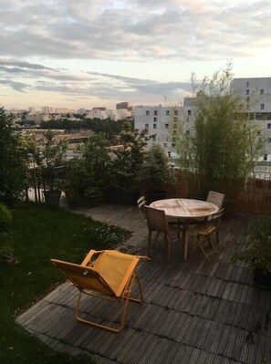 Outdoor dining - Appartement Parisien Avec Jardinet ; Nombreux Transports en Commun (Paris)