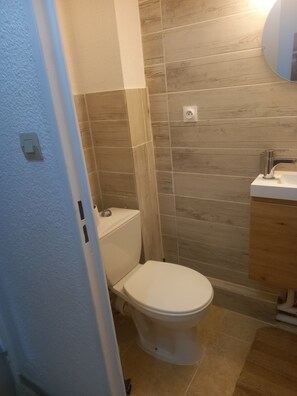 Dusche, Haartrockner, Handtücher, Toilettenpapier
