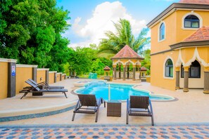 Outdoor pool - Le'Lavion's Pool Villa w/Airport svc. & Private Chef/Ocho Rios Tower Isle (Ocho, Rios, Jamaca)