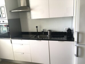 Frigorífico, microondas, horno y placa de cocina