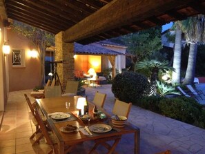 Outdoor dining - Face aux Iles D'hyeres, 50 Mètres de la Plage, Villa 300 M2,5 Chambres, Piscine (La Londe les Maures)