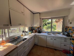 Geladeira, micro-ondas, fogão, cooktop