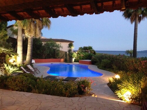 Face aux Iles D'hyeres, 50 Mètres de la Plage, Villa 300 M2,5 Chambres, Piscine