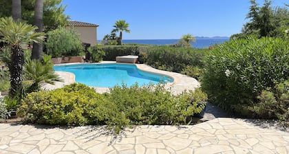 Face aux Iles d'Hyeres, 50 MĂštres de la Plage, Villa 180 M2, 4 Chambres, Piscine