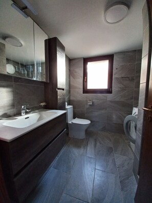 Shower, hair dryer, towels, soap - Lake Lugano Villa · Garden & Pergola · Garage · 2 Min Walk to Swim (Brusino Arsizio)