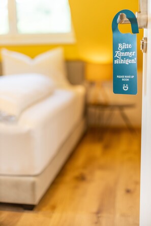 Quarto solteiro básico | Escrivaninha, Wi-Fi de cortesia, roupa de cama