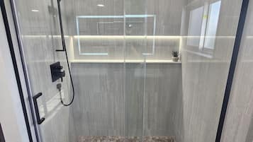 Dusche, Haartrockner, Bidet, Handtücher