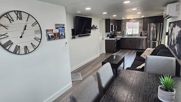 Smart TV, videojuegos, reproductor de DVD y libros