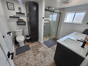 Regadera, secadora de cabello, bidet, toallas