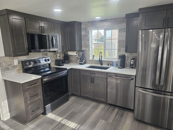 Fridge, microwave, oven, stovetop - Spectacular Modern Luxury! (Tillamook)