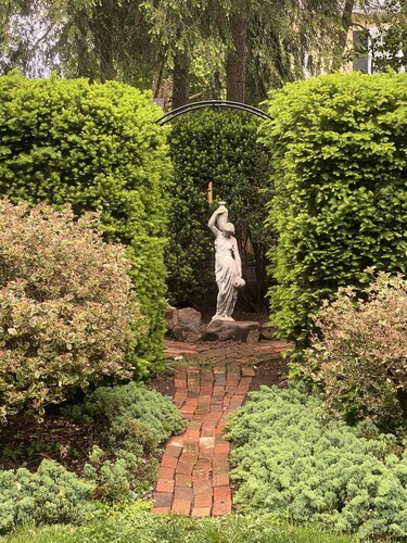 Private garden cottage located in the heart of downtown. 