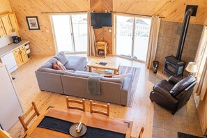 Téléviseur, foyer, lecteur de DVD, livres