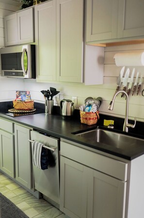 Een koelkast, een microgolfoven, een kookplaat, een vaatwasser