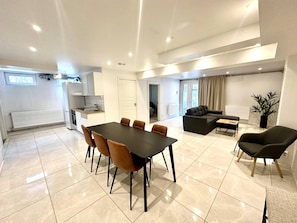 Family Suite | Living area | 32-inch Smart TV with digital channels - Edsviken Hotell AB (Sollentuna)