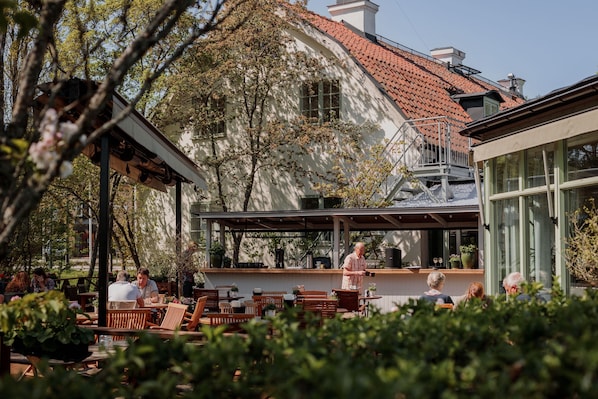 Outdoor dining - Edsviken Hotell AB (Sollentuna)