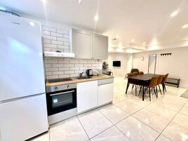 Family Suite | Private kitchen | Fridge, stovetop, electric kettle, cookware/dishes/utensils