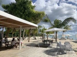 Outdoor dining - New Luxury Condo: Private Beach Club with Breathtaking Ocean View in Dominicus (Dominicus)
