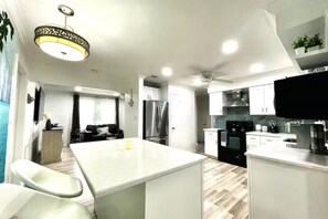 Kylskåp, mikrovågsugn, ugn och spishäll