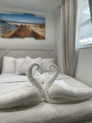 4 sovrum, skrivbord, strykjärn/strykbräda och resesäng