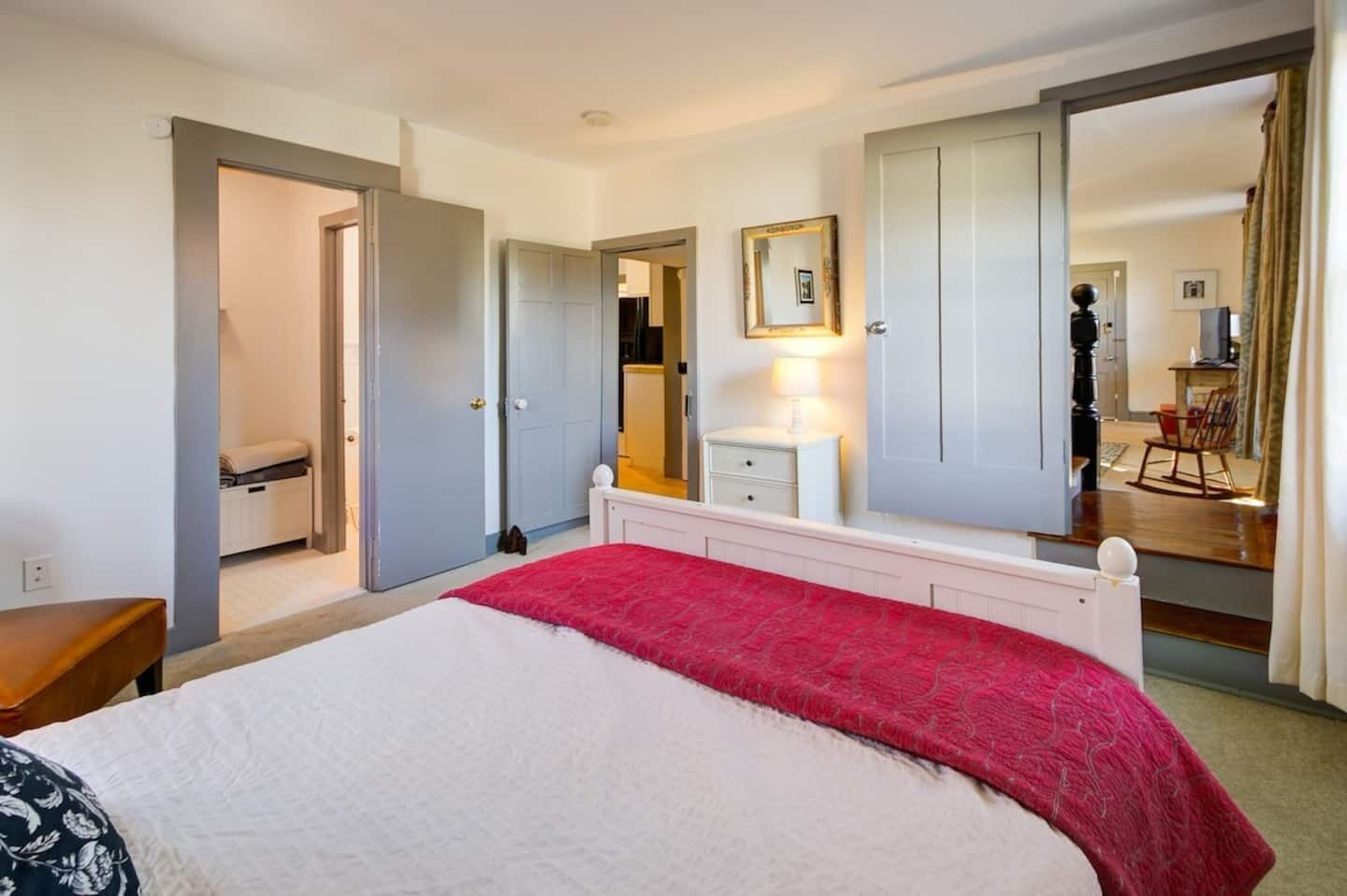 2 Schlafzimmer, Schreibtisch, Bügeleisen/Bügelbrett, Reisekinderbett