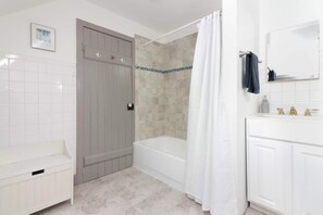 Shower, hair dryer, towels, soap - Cozy Country Getaway in the Heart of Upperville  (Upperville)