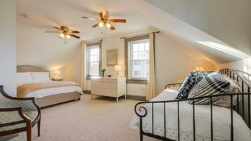 2 dormitorios, escritorio, tabla de planchar con plancha y cuna de viaje