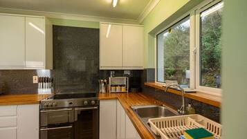 Jääkaappi, mikroaaltouuni, uuni, astianpesukone