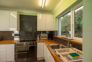 Kühlschrank, Mikrowelle, Ofen, Geschirrspüler