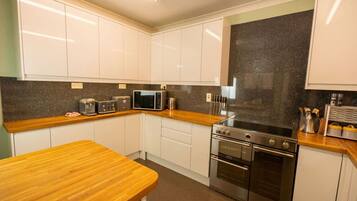 Kühlschrank, Mikrowelle, Ofen, Geschirrspüler